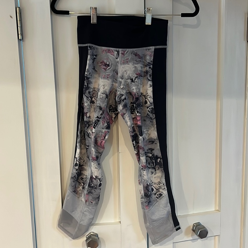 Lululemon crops 2 No flaws. Navy with floral print